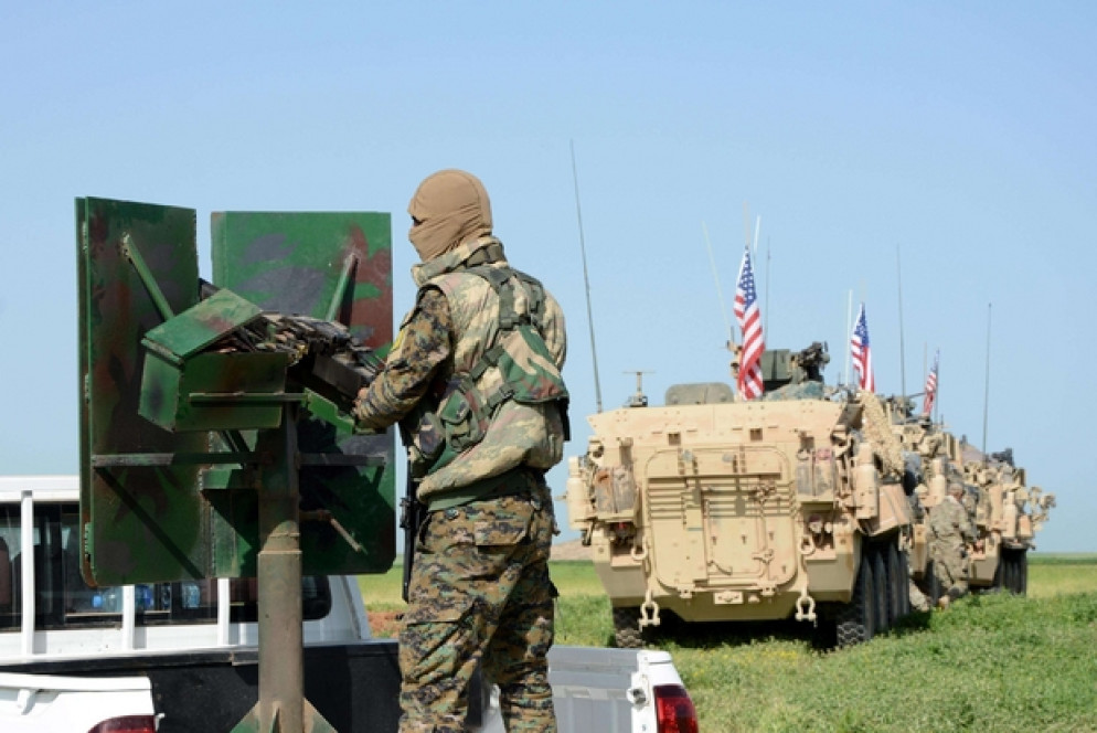 Combattenti curdi del Ypg Darbasiyah (nel nord della Siria) scortati da un convoglio americano (foto Ansa)