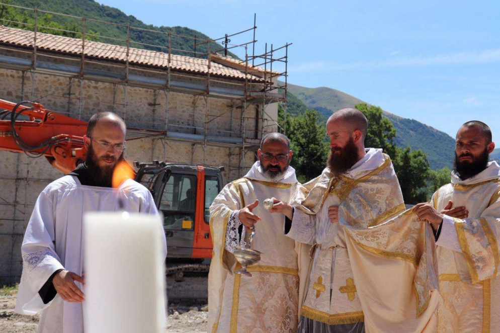 La posa della prima pietra del nuovo monastero di San Benedetto a Norcia in Umbria (foto Ansa)