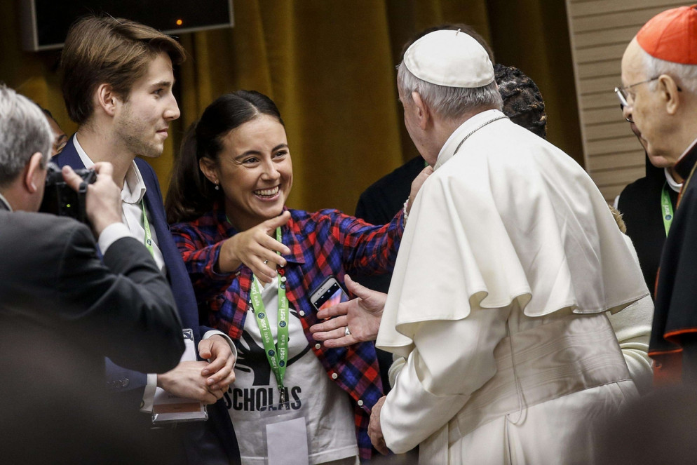Papa Francesco saluta alcuni giovani presenti all'incontro (Ansa)