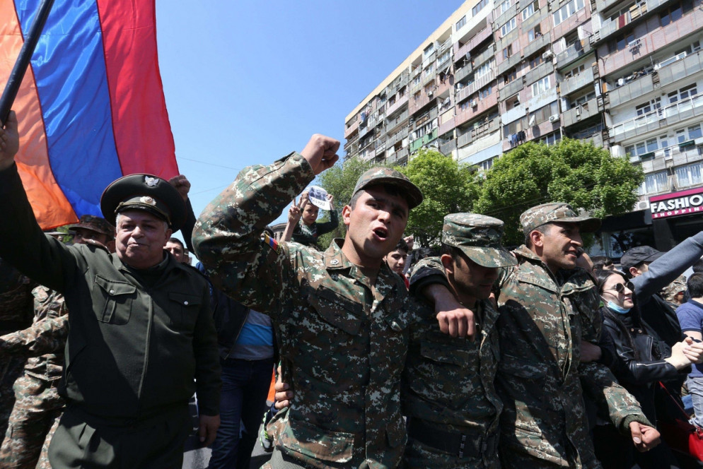Un gruppo di soldati in uniforme, con la bandiera armena, si è unito alle proteste antigovernative (Ansa)