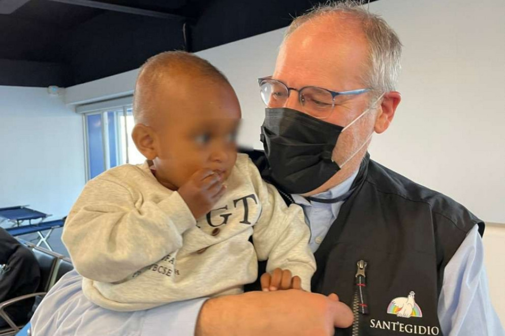 Uno dei volontari della Comunità, Giancarlo Penza, all'arrivo a Fiumicino - Comunità di Sant'Egidio