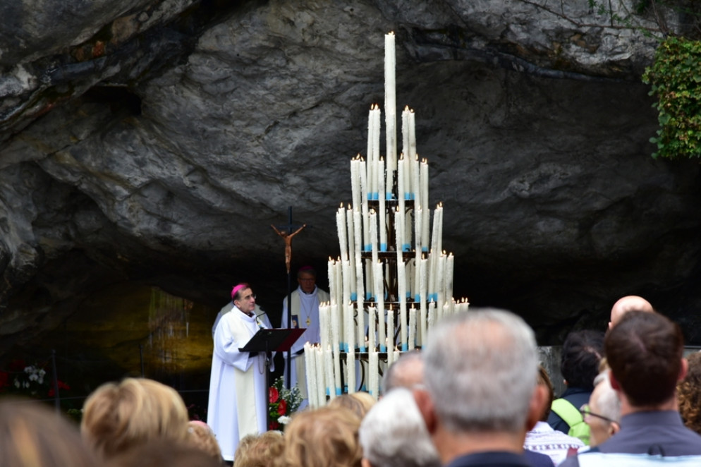 Un'altra immagine del pellegrinaggio guidato nel settembre 2018 dall'arcivescovo di Milano, Mario Delpini, qui ritratto alla Grotta di Massabielle - (foto Unitalsi)
