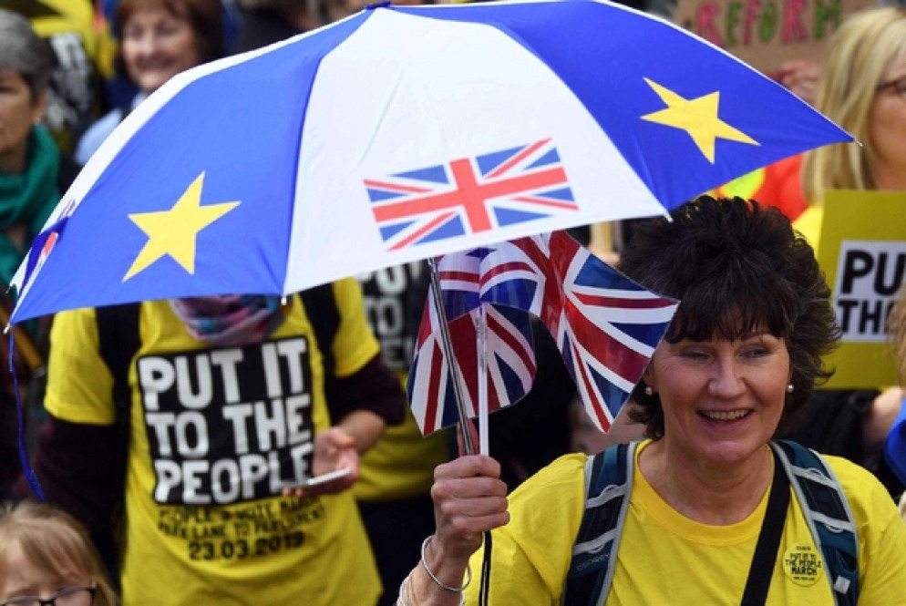 Alla manifestazione, guidata dallo slogan “Put It To The People” (“Fate scegliere alla gente”), c’erano anche il sindaco di Londra Sadiq Khan e il leader dei LiberalDemocratici, Vince Cable.