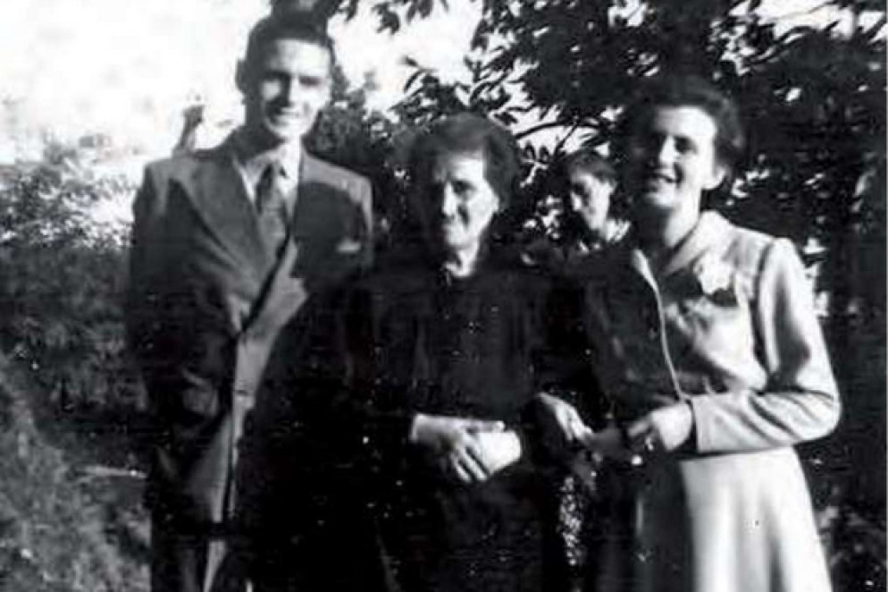 Domitilla e Daniel il giorno del loro matrimonio nel 1947, con la mamma di lei, Elvira
