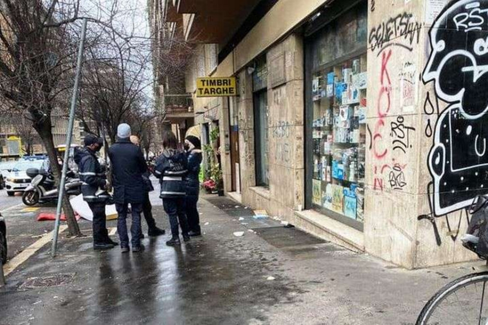 Lo stesso luogo senza le coperte dei senza tetto fatte eliminare dalla Polizia Muncipale - foto pagina Facebook di Barbara Funari