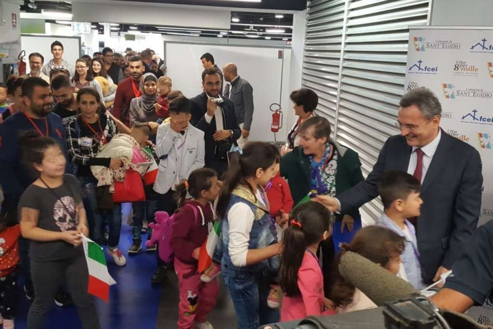 Marco Impagliazzo accoglie i bambini siriani (foto L. Liverani)