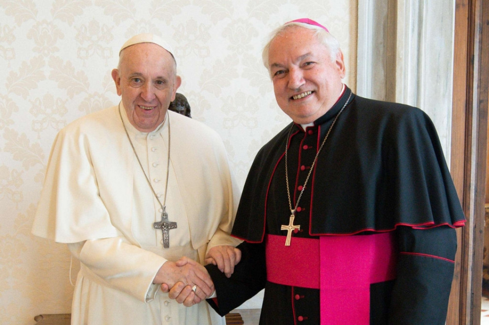 Papa Francesco insieme con l’arcivescovo di Marsiglia, Jean-Marc Aveline - Vatican Media