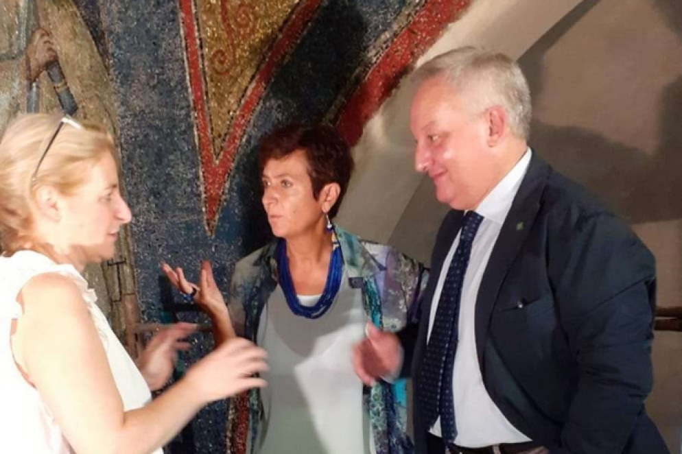 Milano, San Pietro in Ciel d'Oro: a sinistra la restauratrice Claudia Tedeschi, a destra l'assessore regionale alla Cultura Stefano B. Galli