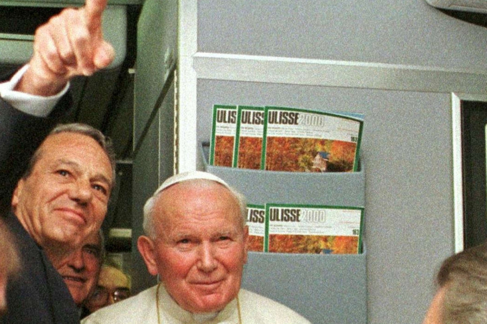 Giovanni Paolo II in aereo con Navarro Valls verso il Brasile il 2 ottobre 1997 (Gerard Julien /Ansa)