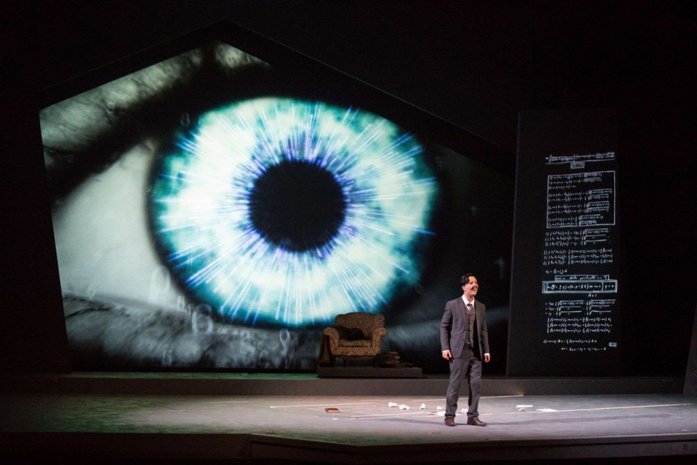 Una scena dell'opera "Ettore Majorana. Cronaca di infinite scomparse" al Teatro Sociale di Como (foto Alessia Santambrogio)