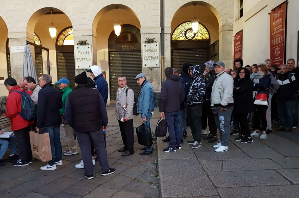 Davanti al teatro alla Scala la coda dei melomani per acquistare i biglietti della prima di "Tosca"