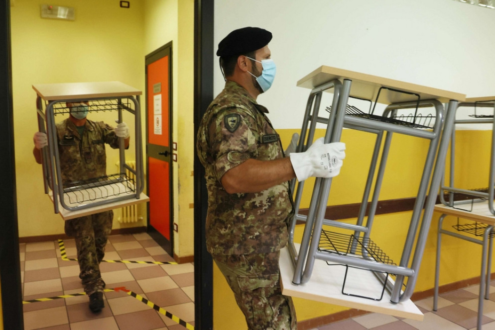 I militari consegnano i banchi a Nembro - Ansa