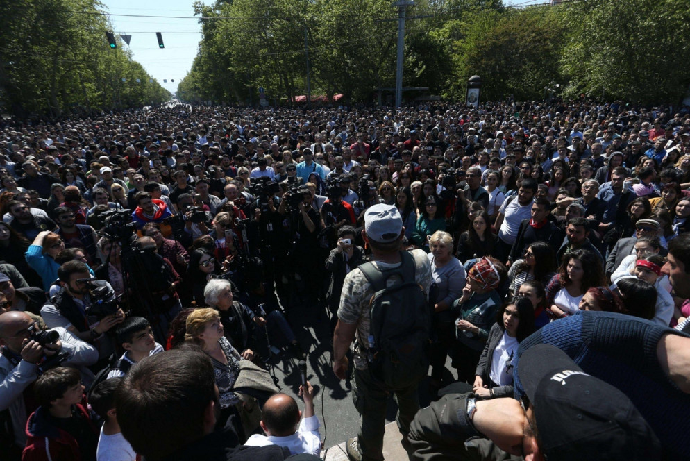 Manifestazione dell'opposizione armena contro la nomina a premier del presidente uscente che ha già svolto due mandati (Ansa)