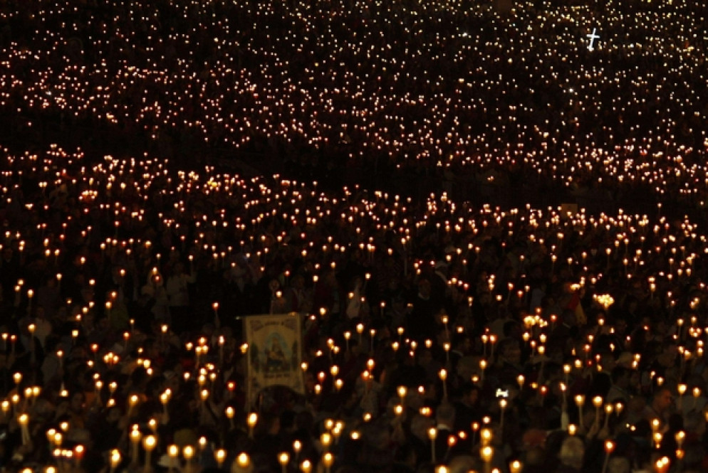 Un'immagine della processione delle candele ieri sera, 12 ottobre, a Fatima (Ansa)