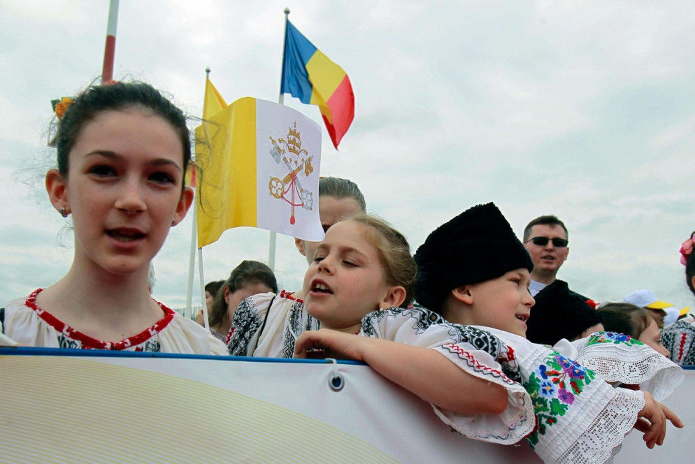 Bambini all'arrivo del Papa a Bucarest (Ansa)