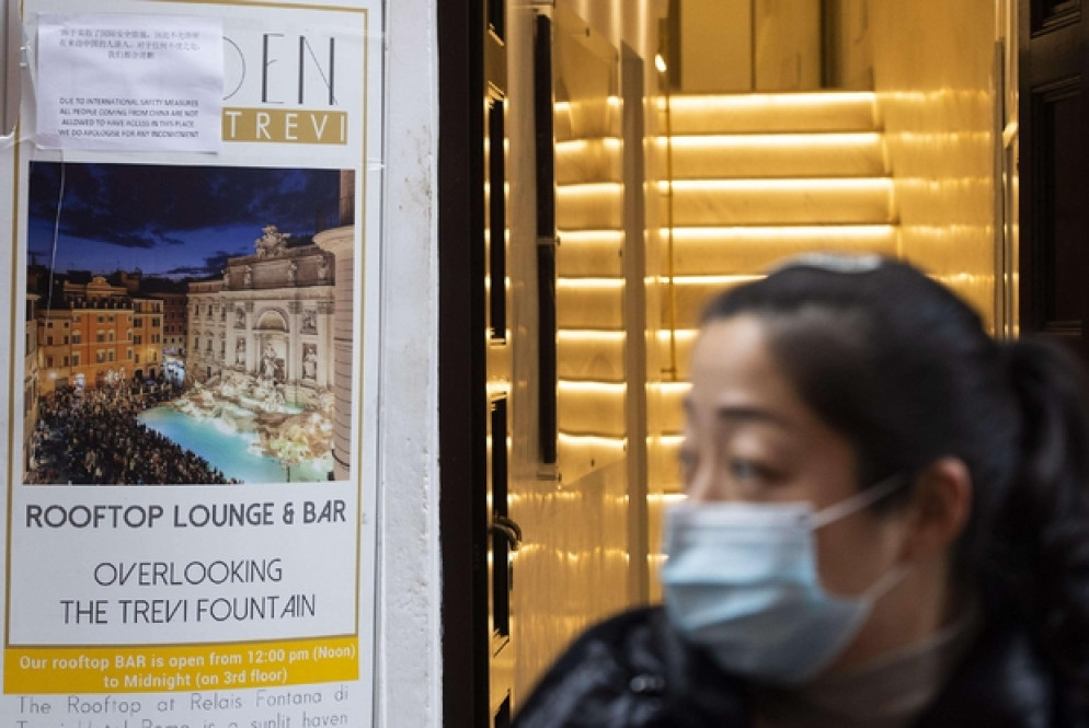 Un bar di Roma con un cartello che chiede ai cinesi di non entrare - Ansa