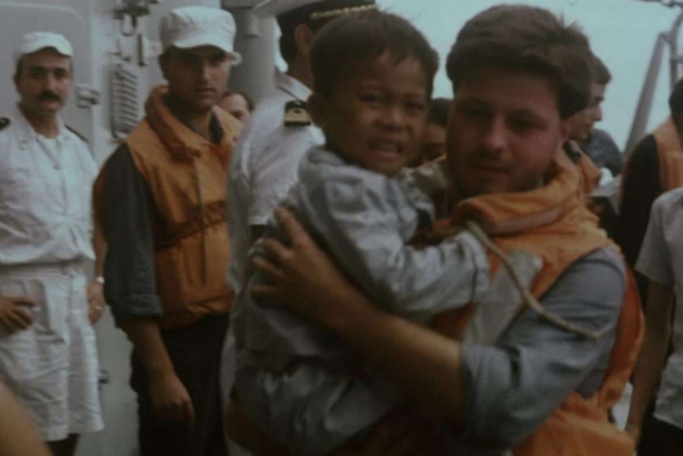 Un marinaio porta in salvo un bambino (Archivio Ufficio Storico della Marina Militare)