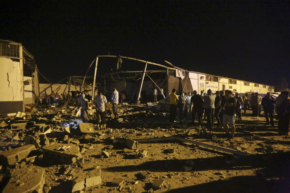 Quel che resta del centro di detenzione per migranti dopo il raid della notte scorsa (Ansa)
