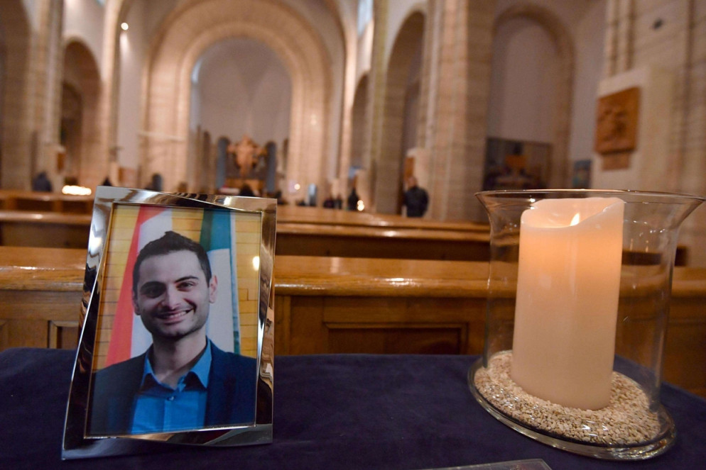 Una foto di Antonio Megalizzi nella chiesa parrocchiale di Cristo Re a Trento, dove e' stata allestita la camera ardente (Ansa)