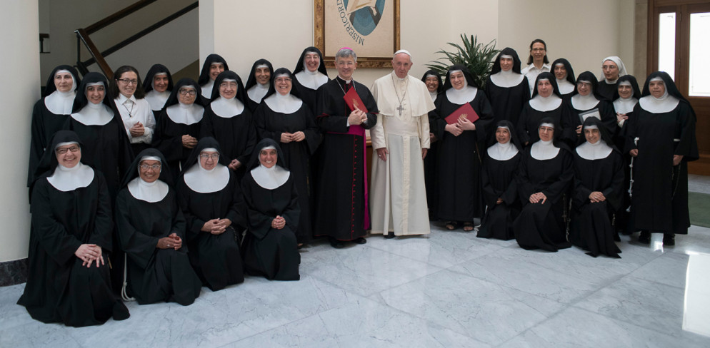 Il Papa con le suore e il vescovo di Foligno, monsignor Gualtiero Sigismondi (Vatican Media)