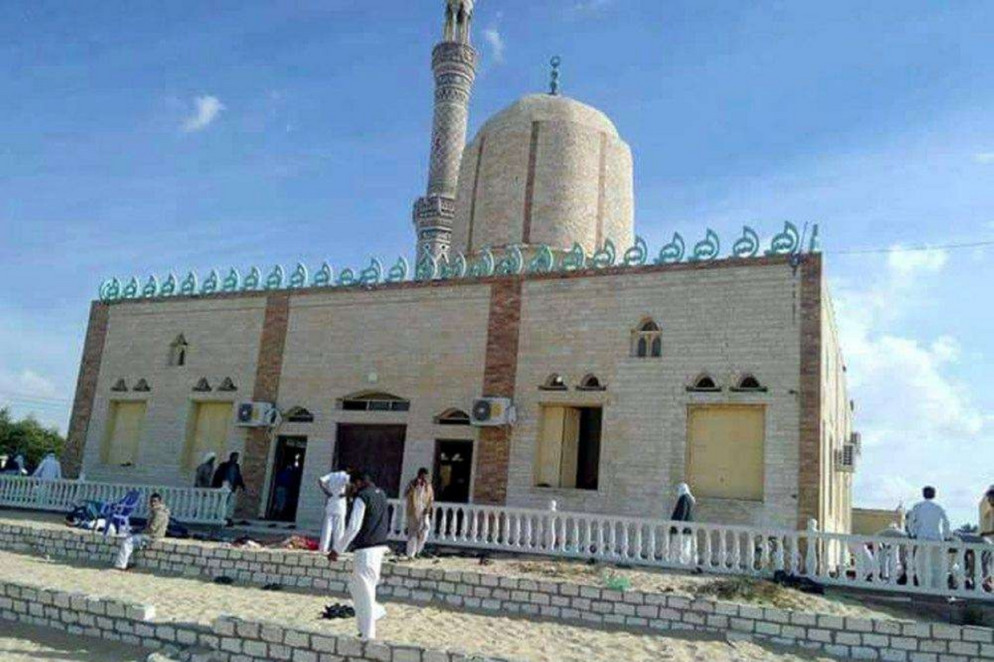 L'esterno della moschea di al-Rawdah, a Bir al-Abed, presa di mira dai terroristi (Ansa)