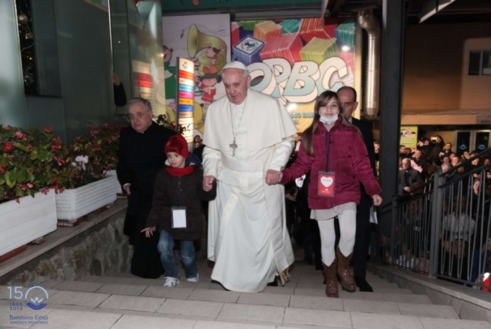 Papa Francesco visita l'ospedale nel 2013 (Foto archivio storico del Bambino Gesù)