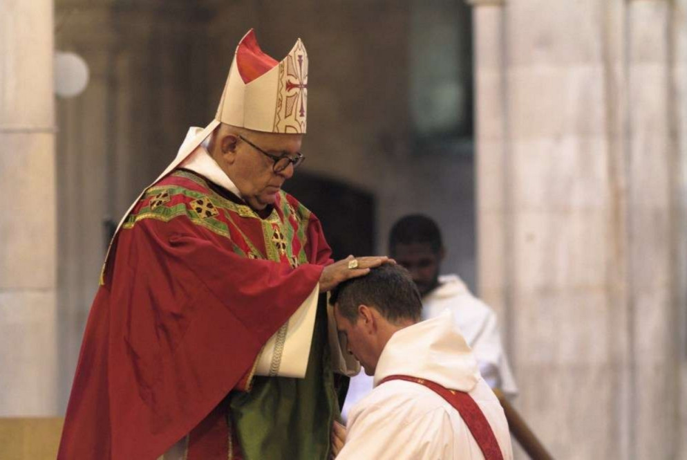 Dublino. L'arcivescovo Joseph Augustine Di Noia mentre consacra prete fra Philppe Mulryne (foto sito www.dominicans.ie)