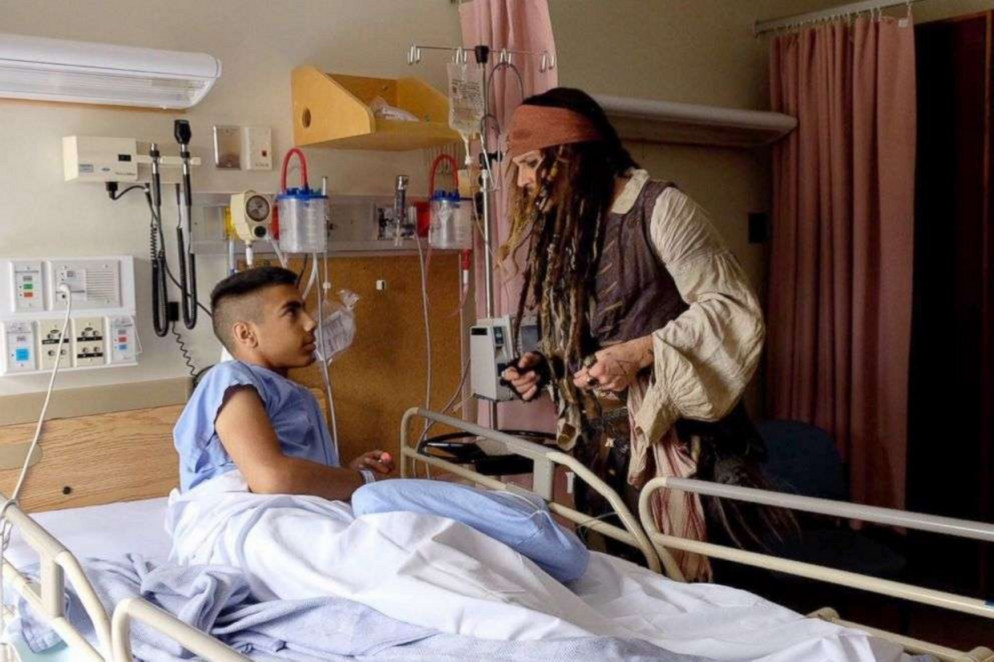 L'attore Johnny Depp nei panni del suo personaggio il pirata Jack Sparrow in un ospedale pediatrico
