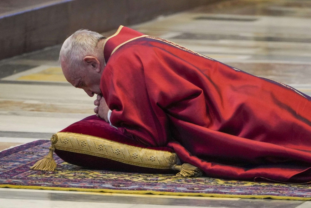 Il Papa durante la celebrazione della Passione di Cristo - Reuters