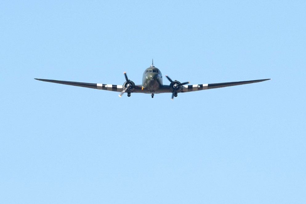 Un velivolo della Raf sorvola il luogo del funerale del capitano sir Tom Moore - Reuters
