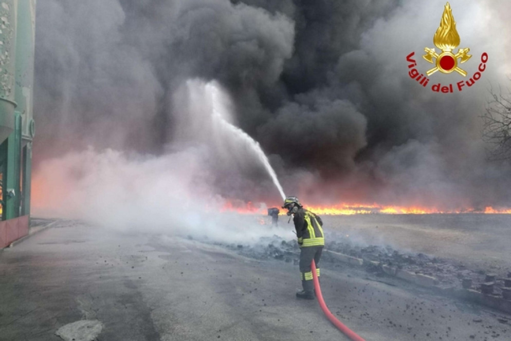 L'incendio in una fabbrica di materiali plastici ad Avellino (Vigili del fuoco/Ansa)