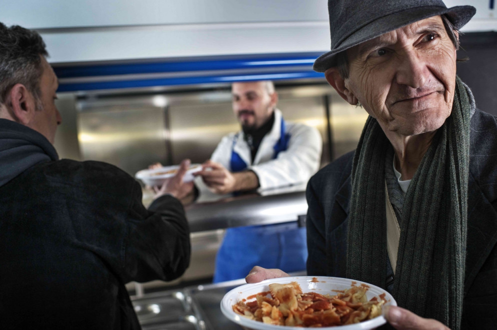 Una mensa per i poveri a Roma. L'elemosina è attenzione agli ultimi (Foto Zizola)