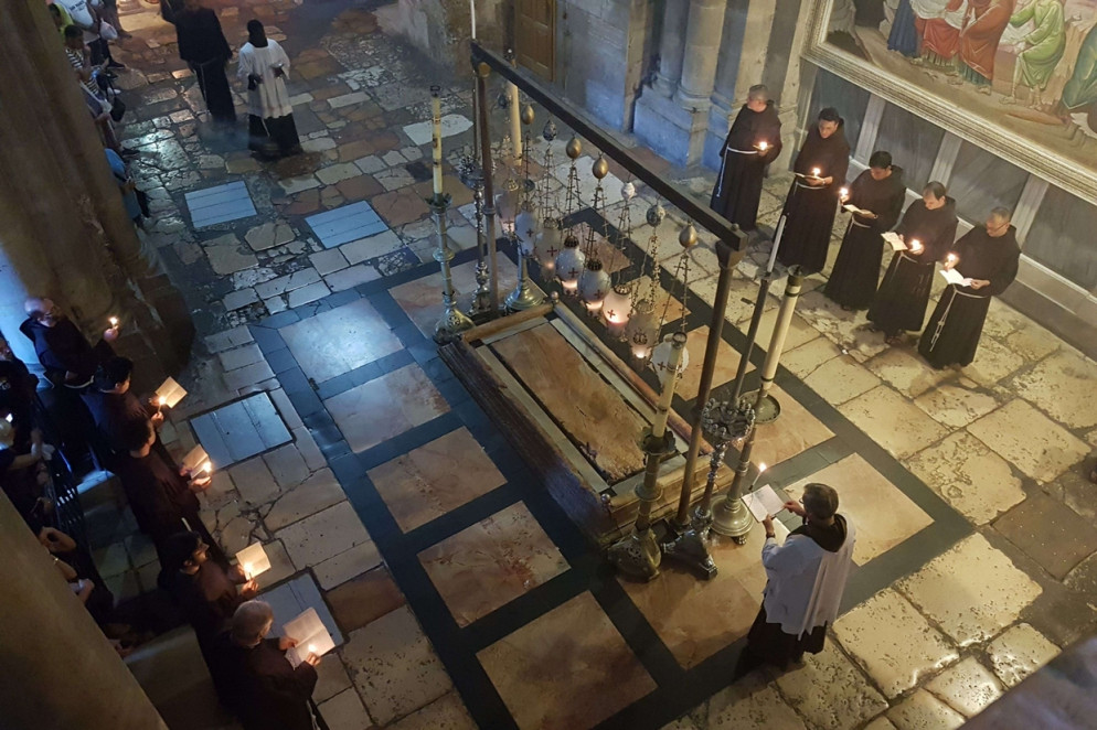 La processione quotidiana dei frati francescani nella Basilica del Santo Sepolcro a Gerusalemme (foto Gambassi)