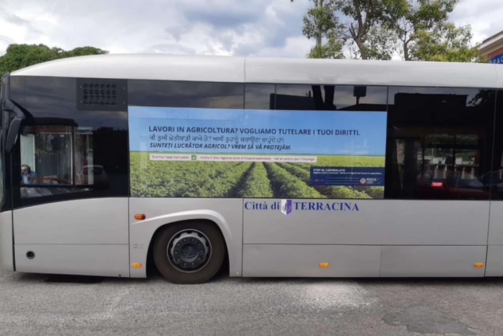 Il bus per il trasporto dei lavoratori