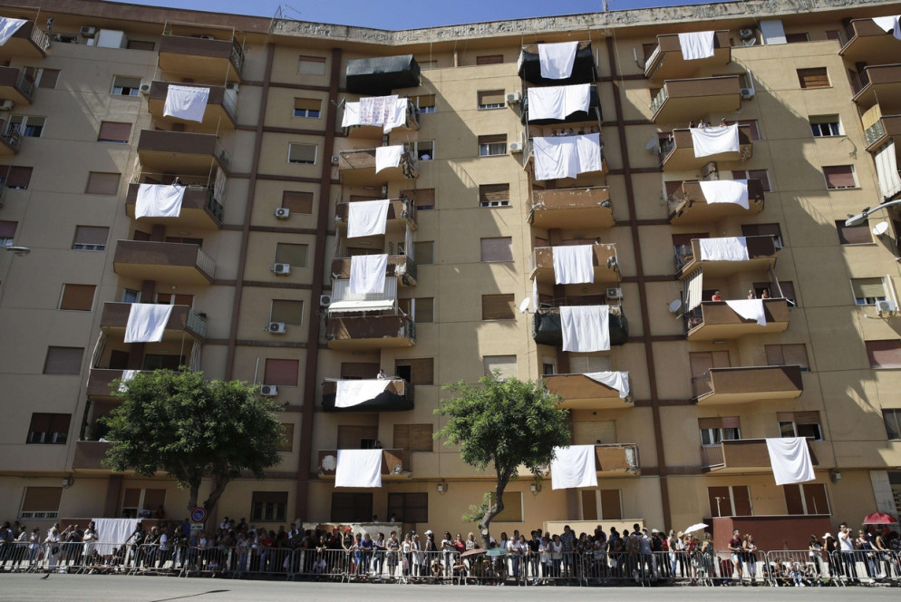 I lenzuoli della legalità a Brancaccio (VaticanMedia/Ansa)