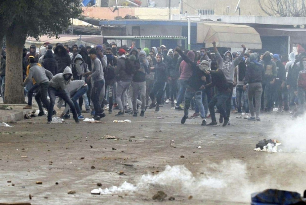 Gli incidenti con la polizia a Tebourba dove si è registrata anche una vittima tra i manifestanti (Ansa)