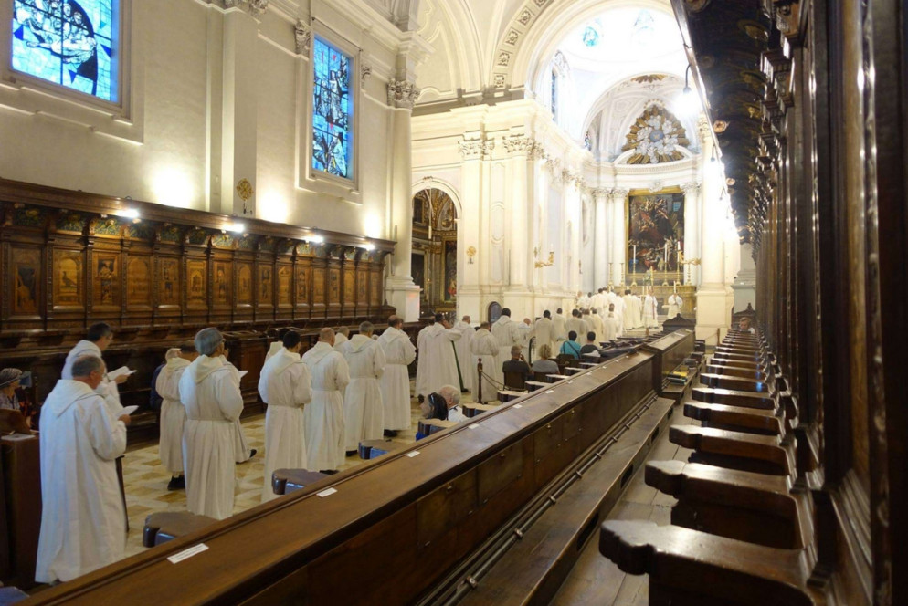I monaci nella chiesa dell'abbazia di Monte Oliveto