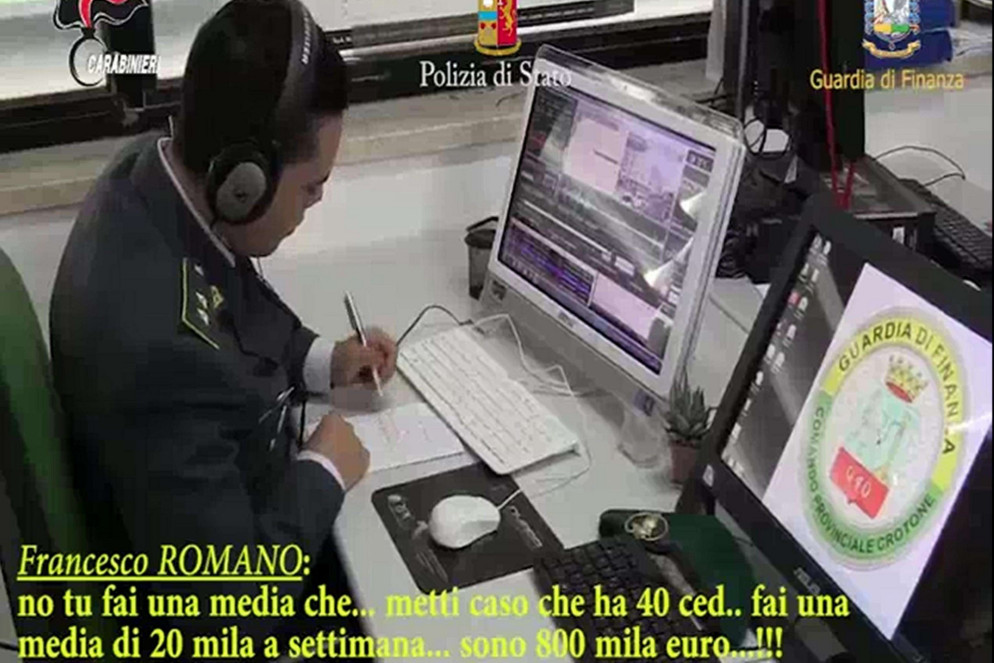 Un frame tratto dal video rilasciato dall'ufficio stampa delle forze dell'ordine dopo l'operazione coordinata tra Polizia, Carabinieri e Guardia di Finanza che hanno smantellato la cosca Arena di Isola Capo Rizzuto con il fermo di 68 persone disposto dalla Dda di Catanzaro (ANSA/UFFICIO STAMPA POLIZIA/CARABINIERI/GDF)