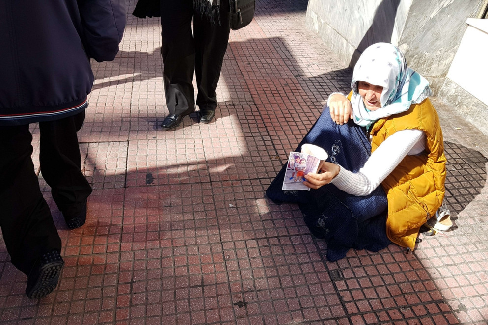 Un povero che chiede l'elemosina nel centro di Atene
