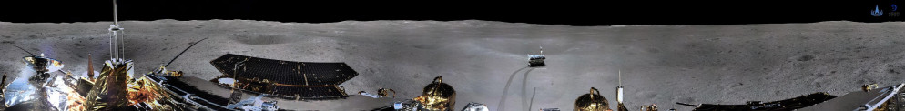 La foto panoramica, realizzata dalla missione spaziale cinese ha inviato la prima immagine panoramica del luogo di atterraggio, mostra il grigio paesaggio del lato oscuro della Luna. (China National Space Administration) - ANSA