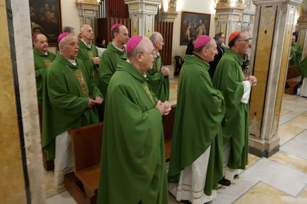 I vescovi del Mediterraneo durante la Messa nella Cattedrale a Bari - Avvenire