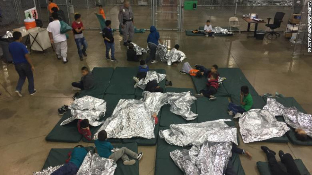 Bambini trattenuti, da soli, in una delle strutture metalliche a McAllen in Texas. Solo i minori di 5 anni possono restare con i genitori (US Border Patrol)