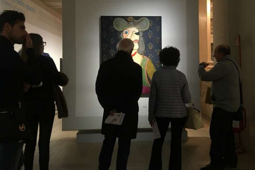 Una delle «guide speciali» toccate dal disagio psichico mentre illustra un'opera d'arte