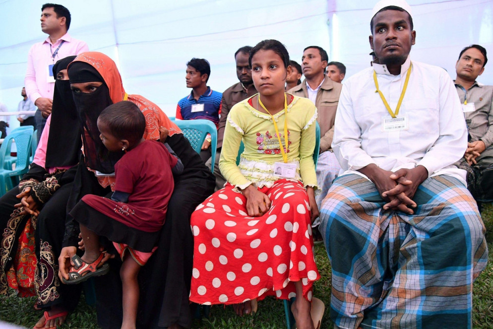 Il gruppo dei 16 profughi Rohingya che hanno incontrato il Papa (Ansa)