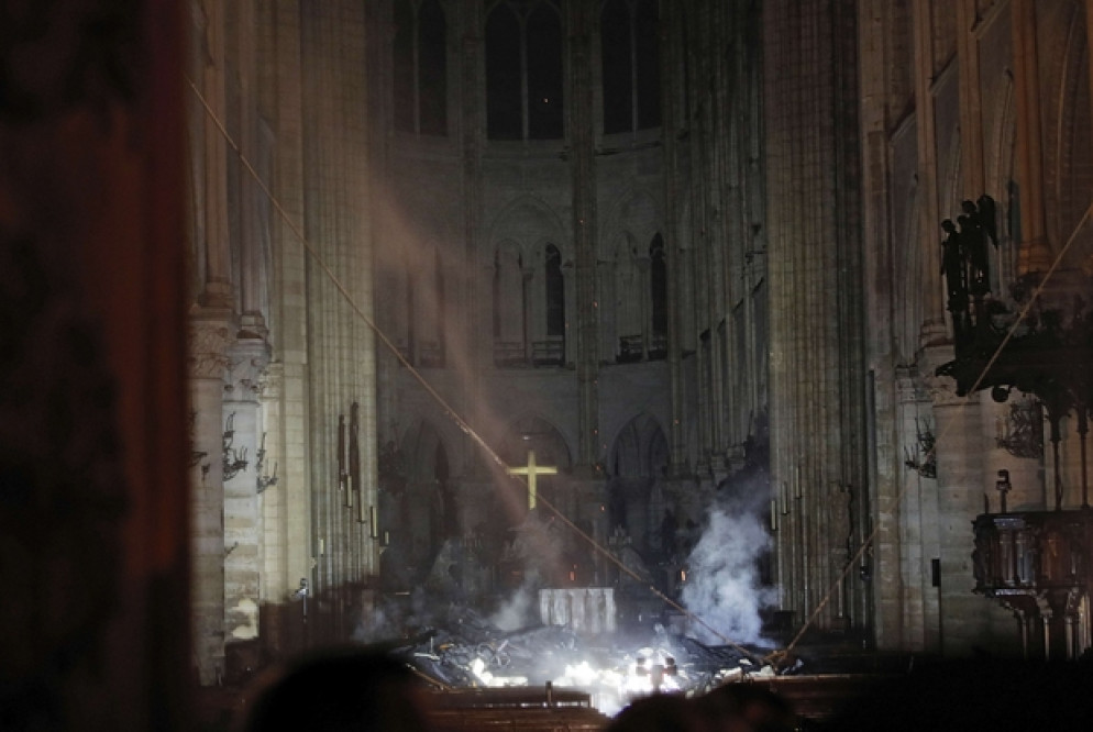 Le foto documentano che la Croce e l’Altare centrale si sono miracolosamente salvati. (FOTO: Ap)