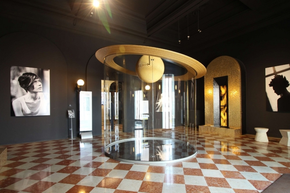 L’installazione “The Moon in the Well”, fra le fotografie del progetto “Les inachevés” di Ann Ray
