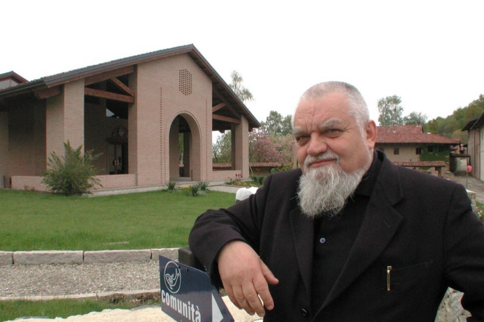 Enzo Bianchi davanti alla Comunità di Bose - Archivio Boato