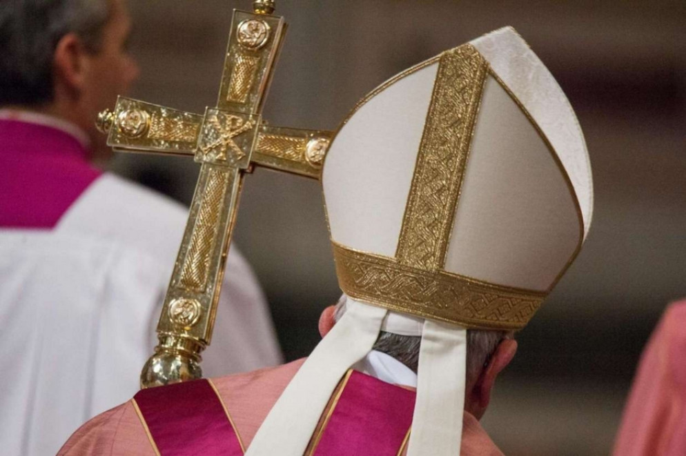 Papa Francesco con la casula rosa durante il tempo di Avvento - Ansa