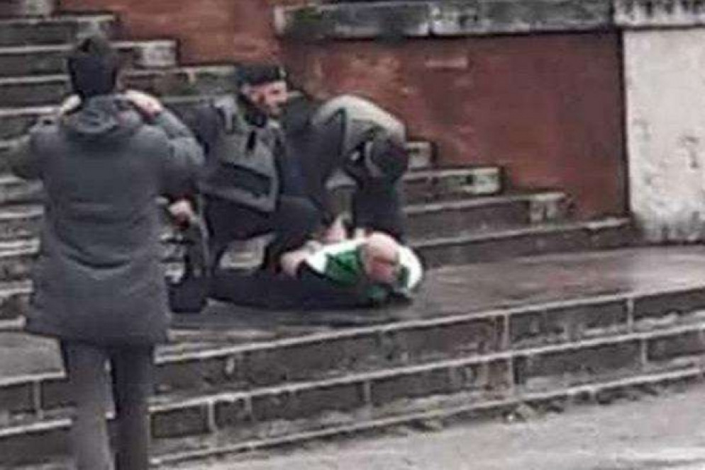 Un frame del momento dell'arresto di Luca Traini, 28 anni, incensurato e originario delle Marche, che il 3 febbraio scorso ha seminato il terrore a Macerata sparando colpi indirizzati ai migranti dalla sua automobile in corsa