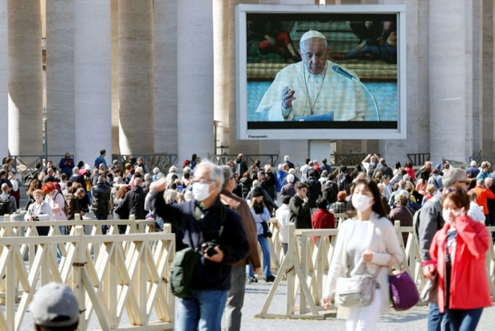 L'angelus del Papa in diretta streaming visto da piazza San Pietro - Reuters